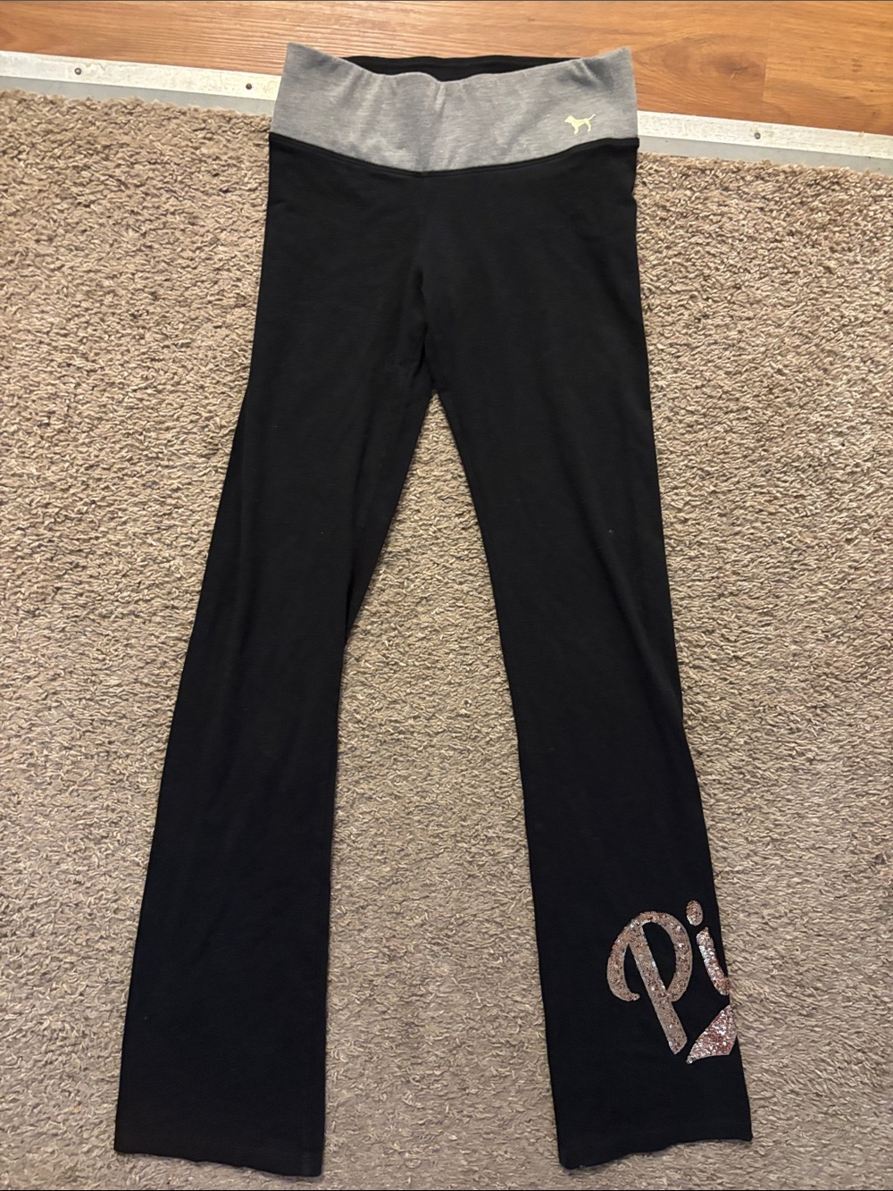 Victoria’s secret PINK Woman XS Black Flare Yoga Pants Gray Waistband Gold Logo
